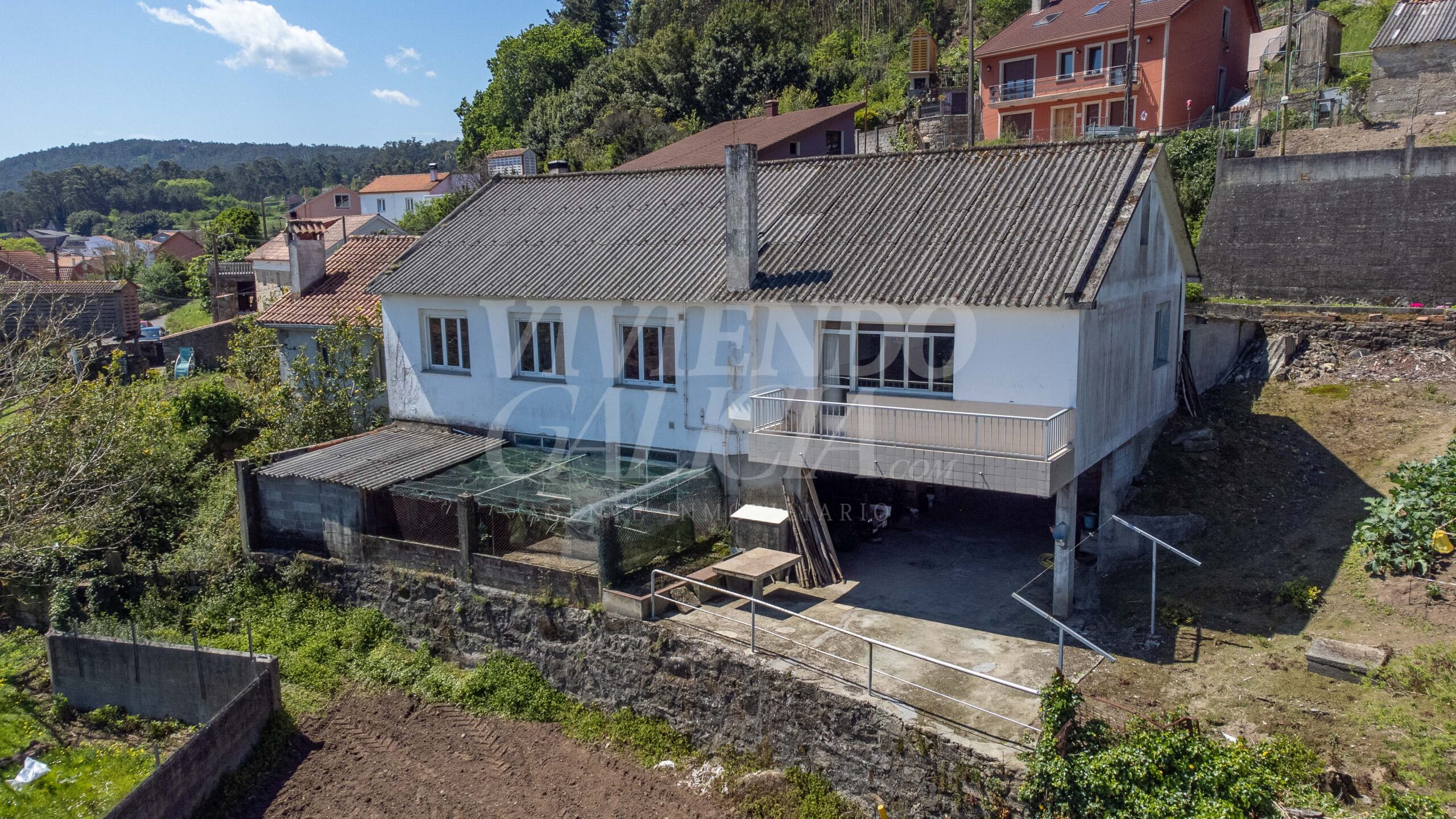 Casa en venta en Canduas, mostrando la estructura de la casa, su finca, y la proximidad al entorno rural y la aldea en Cabana de Bergantiños.