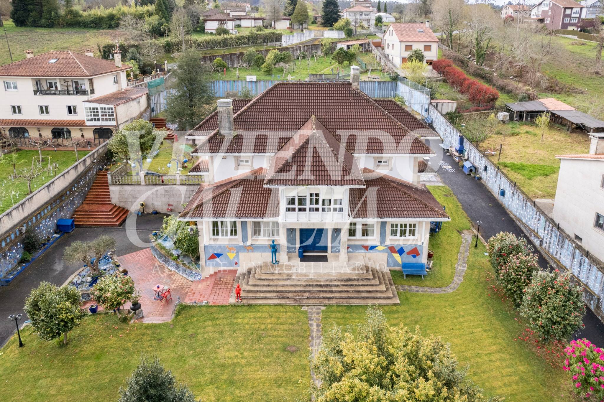Vista aérea de vivienda con jardín en venta en Santiago de Compostel
